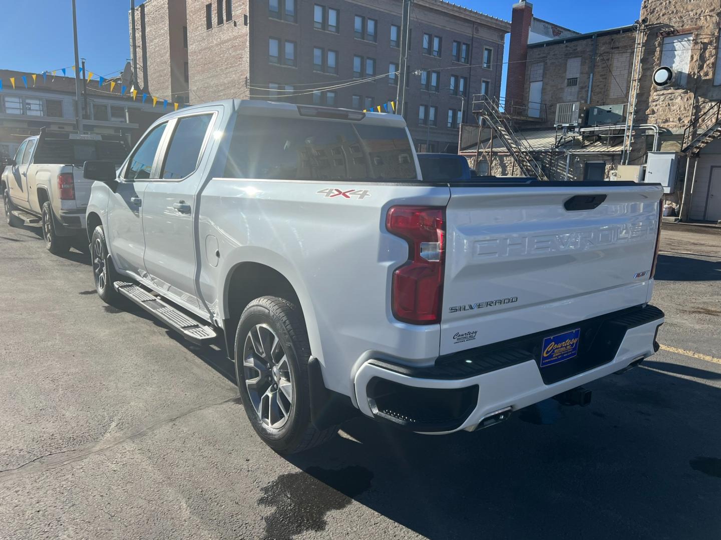 2022 WHITE /Grey Chevrolet Silverado 1500 RST (3GCUYEEL3NG) with an 6.2L DI V8 engine, 10 speed Automatic transmission, located at 116 5th Avenue South, Lewistown, MT, 59457, 47.063877, -109.427879 - Unleash the Power with the 2022 Silverado 1500 RST 4WD - Equipped with a Dominant 6.2L Gas Engine! Get ready for an adrenaline-pumping adventure with the mighty 2022 Silverado 1500 RST 4WD. This powerhouse is designed to elevate your driving experience to new heights. Key Features: 6.2L Gas - Photo#4